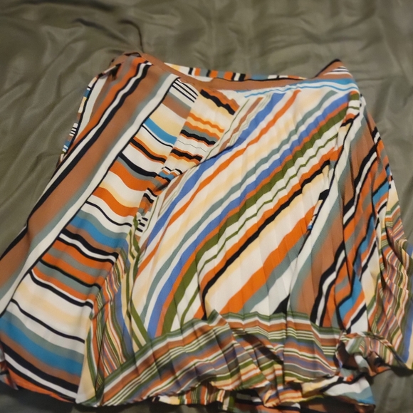 Multi color stripped knee length skirt with buttons on the inside and a string. - Picture 2 of 4